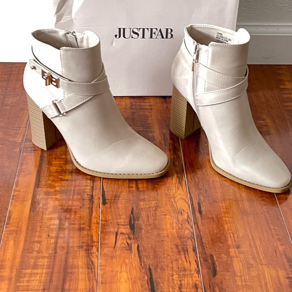 Carol Block Heeled Bootie, eggshell color, size 8 - Picture 2 of 7